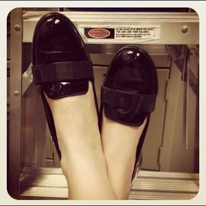 EUC Patent Leather Bow Loafers Sz 8.5